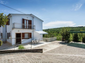 Nice apartment on the outskirts of Silo with spacious terrace and beach at 600m